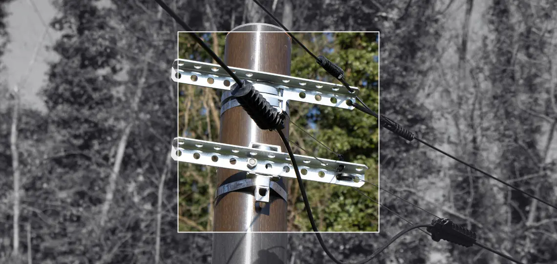 Tête de poteau télécom composite